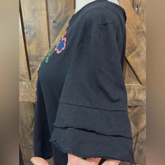 EUC Amaryllis Black Ruffle Sleeve Floral Embroidered Top Sz L - Picture 7 of 16
